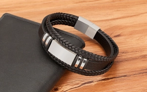 Detail eines mehrlagig geflochtenen Lederarmbands für Herren mit Magnetverschluss aus Metall
