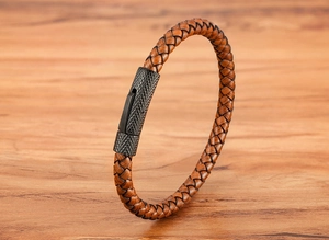 Vue détaillée du bracelet en cuir tressé marron avec fermoir métallique texturé
