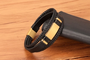Detailansicht eines mehrlagigen schwarzen Lederarmbands mit goldener Stahlschnalle