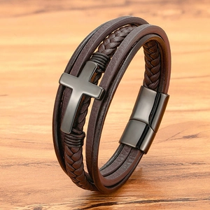 Klassieke herenarmband van bruin meerlaags leer met een zwart metalen kruis en magneetsluiting