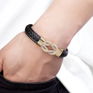 Geflochtenes Herren-Lederarmband in Schwarz mit goldener Zirkonia-Knotenschließe