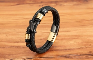 Nahaufnahme von zweilagigem schwarzem Lederarmband mit Magnetverschluss in Gold-Schwarz