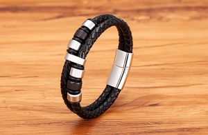 Detailansicht eines geflochtenen Lederarmbands mit verzierten Edelstahlperlen für Herren