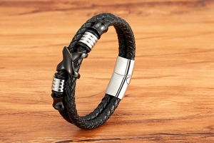 Detailansicht des zweilagigen schwarzen Lederarmbands mit magnetischem Metallverschluss