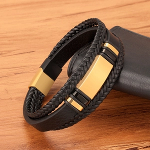 Mehrlagiges Herrenarmband aus schwarzem Leder mit goldener Metallplatte auf Geldbörse