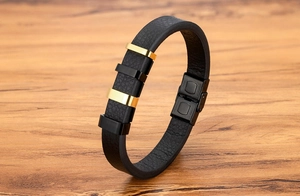 Dettaglio del bracciale da uomo in pelle nera con fibbia dorata in acciaio inossidabile