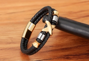 Detailansicht Herren Lederarmband geflochten in Schwarz mit Magnetverschluss Gold