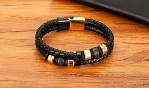 Detail eines mehrlagigen Lederarmbands für Herren mit goldenen Perlen und Magnetverschluss