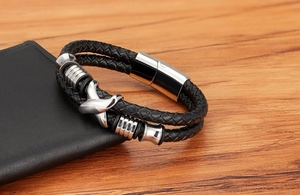 Nahaufnahme des zweischichtigen Herren-Lederarmbands mit Edelstahl-Magnetverschluss