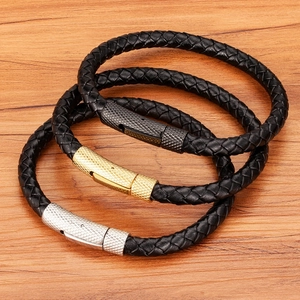 Ensemble de trois bracelets en cuir tressé avec fermoirs texturés noir or argent