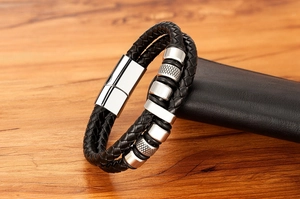 Detailansicht der mehrlagigen geflochtenen schwarzen Lederarmbänder mit Magnetverschluss