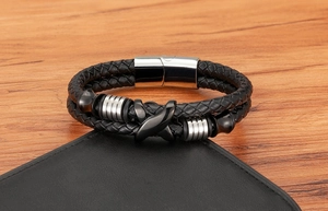 Nahaufnahme von doppellagigem schwarzem Lederarmband mit Magnetverschluss aus Edelstahl