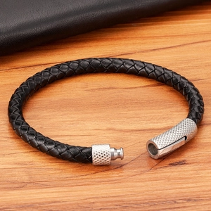 Bracelet minimaliste en cuir tressé noir avec fermoir moleté en acier inoxydable argenté