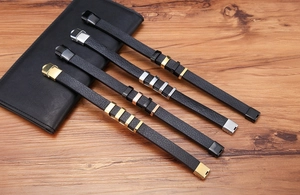 Dettaglio di quattro bracciali in pelle con chiusure in oro, argento, oro rosa e nero