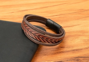 Détail du bracelet multicouche en cuir tressé avec texture python et fermoir noir mat