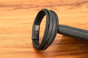 Détail du bracelet multicouche en cuir tressé pour homme avec fibre de carbone et fermoir