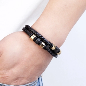 Herren Armband aus zweilagigem schwarzem Ledergeflecht mit gold-schwarzen Metallperlen