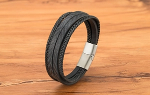 Détail du bracelet multicouche en cuir noir avec un fermoir magnétique en argent brossé