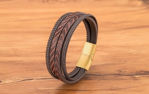 Vue détaillée d'un bracelet multicouche en cuir avec fermoir magnétique doré mat