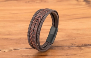 Détail du bracelet en cuir pour homme avec brins tressés et fermoir magnétique noir mat