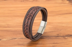 Détail du bracelet multicouche en cuir tressé marron avec fermoir magnétique en métal