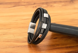 Detail eines mehrlagigen geflochtenen Lederarmbands für Herren mit Magnetverschluss