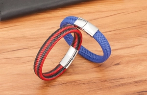 Détail de bracelets en cuir tressé avec fermoirs magnétiques sur une table en bois