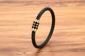Vue détaillée du bracelet pour homme en cuir tressé noir avec fermoir magnétique doré