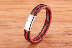 Vue macro du bracelet tressé rouge et noir avec fermoir magnétique en métal argenté