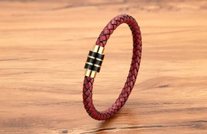 Detail van rood gevlochten leren band en gouden magneetsluiting voor herenarmband