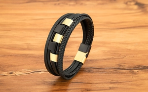 Makro-Detail des mehrlagigen Lederarmbands für Herren mit Magnetverschluss aus Stahl