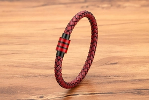 Macro-opname van donkerrode gevlochten leren armband met magnetische metalen sluiting