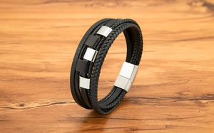 Detailansicht Herren-Lederarmband mehrlagig geflochten mit Magnetverschluss aus Edelstahl