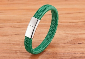 Gros plan du bracelet en cuir tressé vert avec fermoir magnétique en métal poli