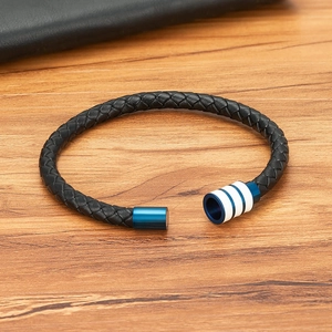 Bracelet tressé en cuir pour homme avec fermoir magnétique et détails rayés en céramique