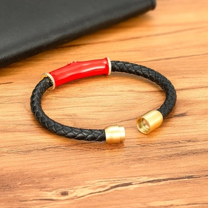 Pulsera de hombre en cuero trenzado negro con amuleto de esmalte rojo y cierre magnético