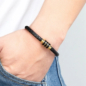 Bracelet tressé en cuir noir pour homme avec fermoir magnétique en acier noir et or