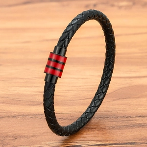 Bracelet tressé en cuir noir pour homme avec fermoir magnétique à rayures rouges et noires