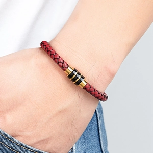 Herenarmband van rood gevlochten leer met zwarte en gouden metalen accenten