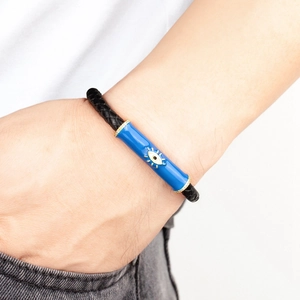 Pulsera para hombre de cuero negro con dije de ojo azul esmaltado y detalles de circón oro