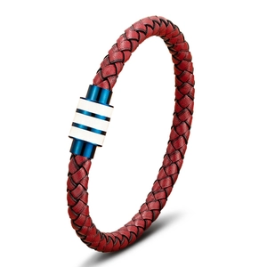 Herenarmband van rood gevlochten leer met blauwe en witte magnetische sluiting