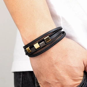 Mehrlagiges schwarzes geflochtenes Lederarmband für Herren mit goldenem Magnetschloss