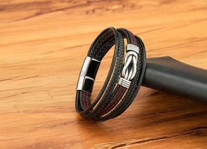 Vista dettagliata del bracciale in pelle intrecciata multistrato con chiusura magnetica