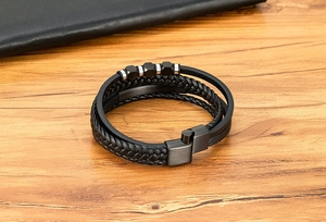 Detailansicht eines mehrlagigen Lederarmbands mit silbernen sechseckigen Metallperlen