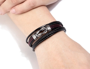 Dettaglio del bracciale multistrato in pelle da uomo con simbolo infinito d'argento