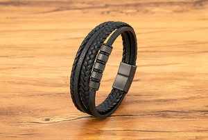 Vue détaillée d'un bracelet multicouche en cuir noir avec des perles métalliques texturées
