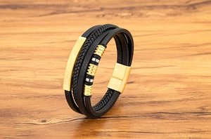 Nahaufnahme der mehrlagigen geflochtenen Lederarmbands für Herren mit goldenem Metallelement