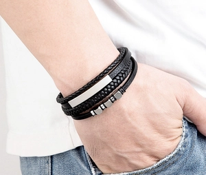 Details eines mehrlagigen schwarzen Lederarmbands mit matten Stahlperlen für Herren