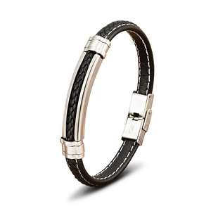 Macro-opname van heren gevlochten leren armband met gegraveerde roestvrijstalen vouwsluiting