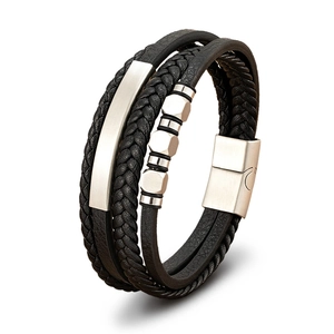 Detail eines mehrlagigen schwarzen Lederarmbands mit gebürsteter Stahlplatte und Magnetverschluss